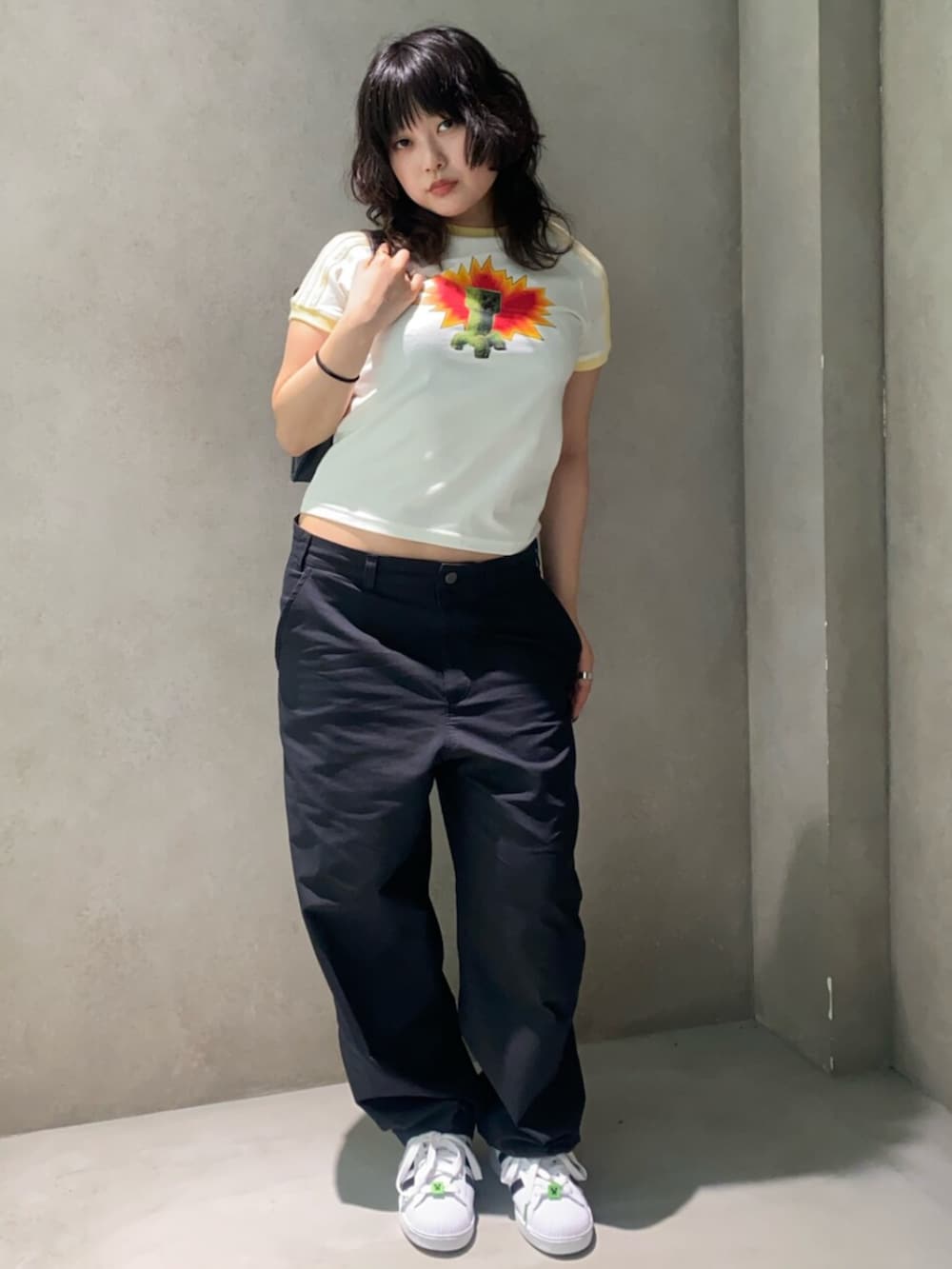 「adidas、adidas originals、adidas superstar、ミニ丈、アディダス、アディダスオリジナルス、アディダス(adidas)、アディダススニーカー、アディダスコーデ、スーパースター」｜「adidasのadidas Originals × Minecraft グラフィック半袖Tシャツ / アディダスオリジナルス adidas Originals（Tシャツ/カットソー、ホワイト系）」を使った、hinaさん（レディース・156cm）の夏コーディネートの2枚目の写真