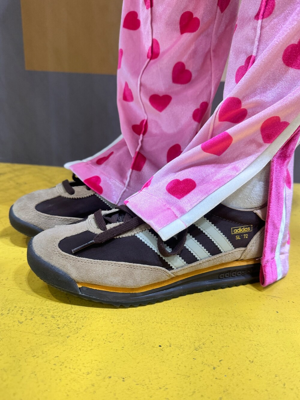 「スニーカー、ニット、セーター、adidas、アディダス、adidas originals、アディダスオリジナルス、70s、SL 72」｜「adidasのKNTD TRF SWTR / アディダスオリジナルス adidas Originals（ニット/セーター、ホワイト系）」を使った、hinaさん（レディース・156cm）の秋コーディネートの4枚目の写真