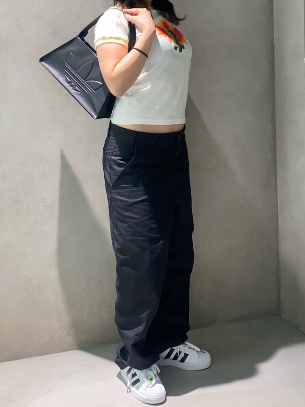 「adidas、adidas originals、adidas superstar、ミニ丈、アディダス、アディダスオリジナルス、アディダス(adidas)、アディダススニーカー、アディダスコーデ、スーパースター」｜「adidasのadidas Originals × Minecraft グラフィック半袖Tシャツ / アディダスオリジナルス adidas Originals（Tシャツ/カットソー、ホワイト系）」を使った、hinaさん（レディース・156cm）の夏コーディネートの4枚目の写真