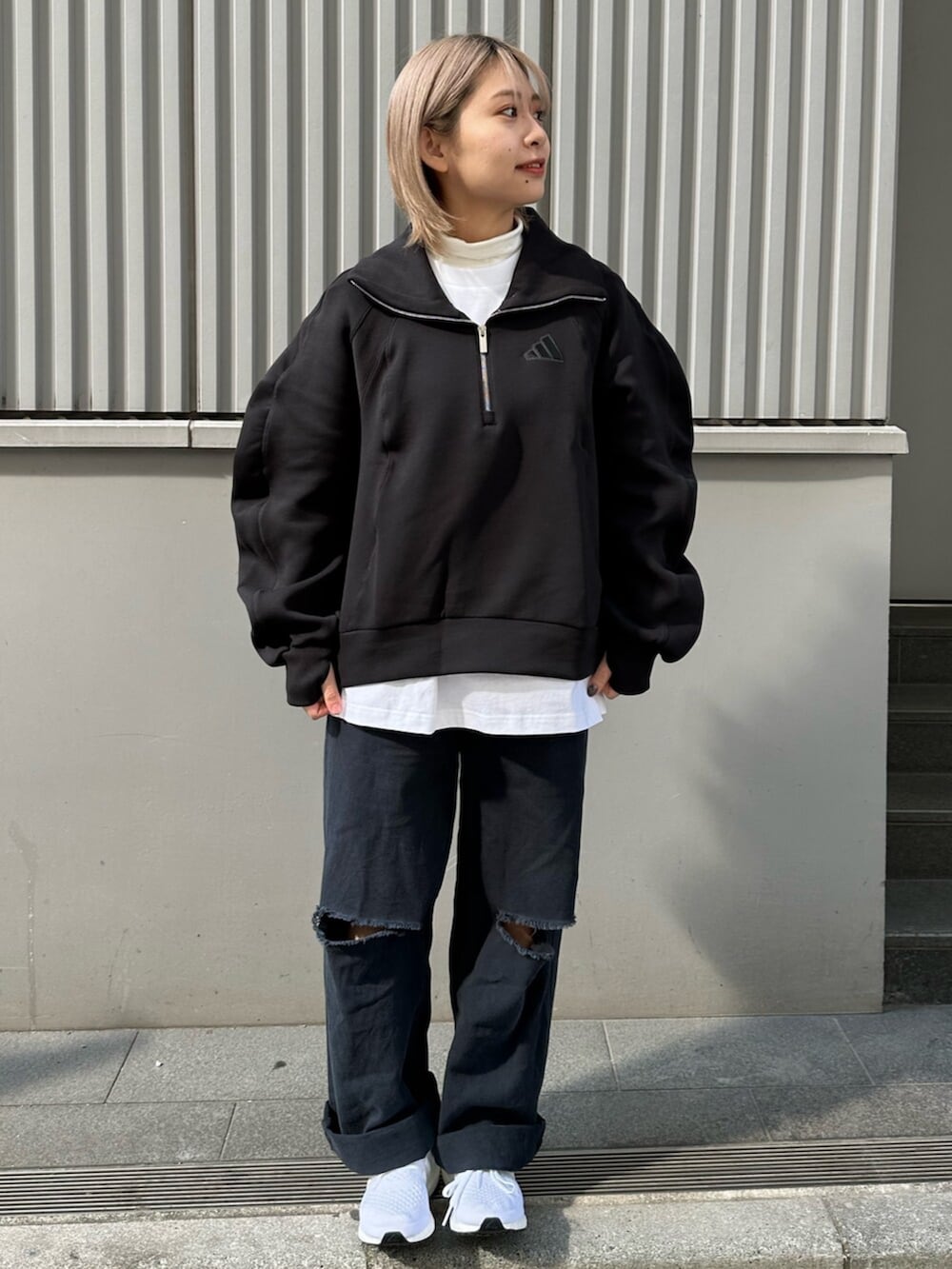「スウェット、スニーカー、adidas、スポーツウェア、アディダス、スウェットシャツ、ハーフジップ、ウルトラブースト、luxflow」｜「adidasのLux AC スペーサー ハーフジップ スウェットシャツ / アディダス adidas（スウェット、ブラック系）」を使った、AHさん（レディース・150cm）の春コーディネートの2枚目の写真