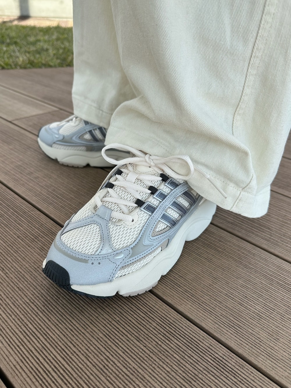 ホワイト系のスニーカー、ブラック系のTシャツ/カットソーを着用したレディースの春コーディネートの4枚目の写真