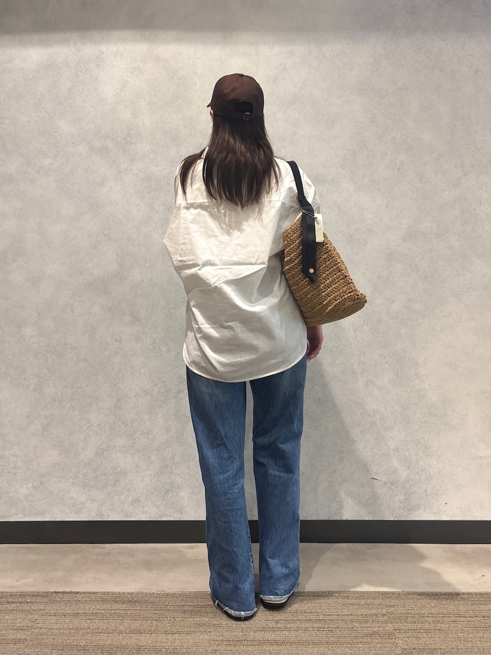 ホワイト系のシャツ/ブラウス、ブラック系のトートバッグを着用したレディースの春コーディネートの3枚目の写真