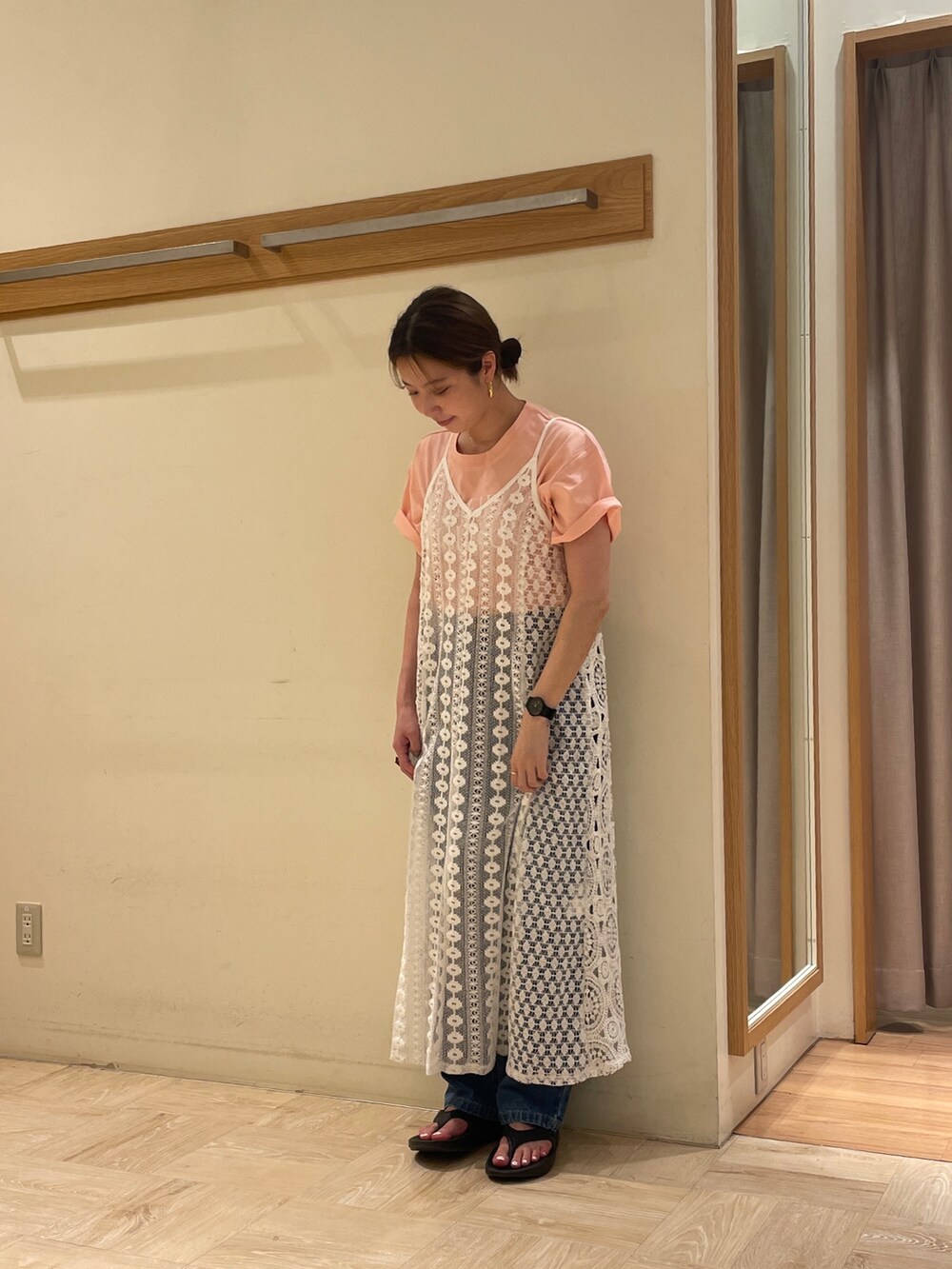 ピンク系のTシャツ/カットソー、ホワイト系のワンピース、ブラック系のサンダルを着用したレディースの夏コーディネートの2枚目の写真