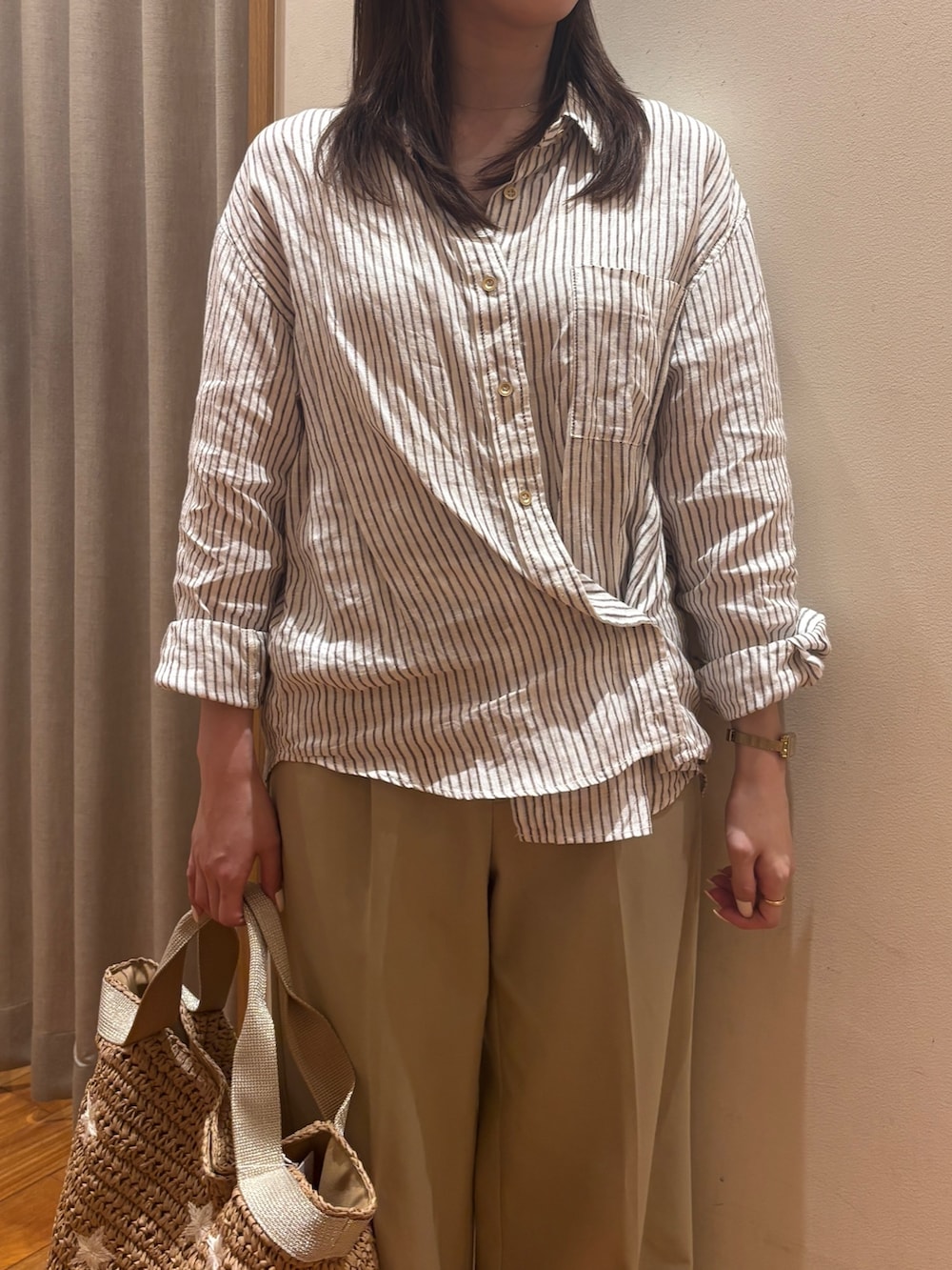 ベージュ系のシャツ/ブラウス、イエロー系のトートバッグを着用したレディースの春コーディネートの4枚目の写真