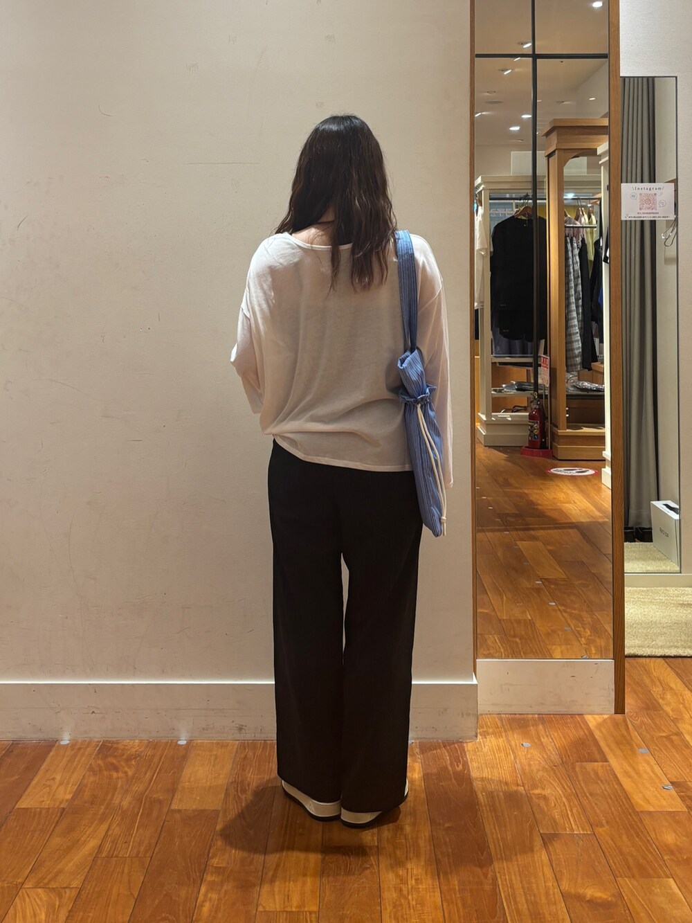 ホワイト系のTシャツ/カットソー、ブルー系のトートバッグを着用したレディースの夏コーディネートの2枚目の写真