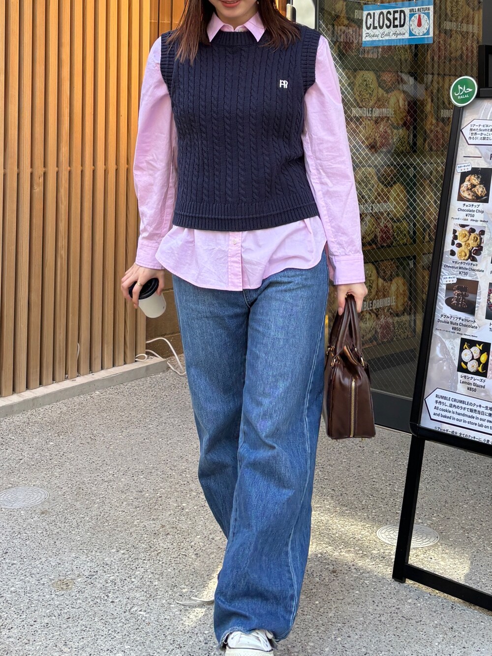 ピンク系のシャツ/ブラウス、ブルー系のベスト、ブルー系のデニムパンツを着用したレディースの春コーディネートの3枚目の写真