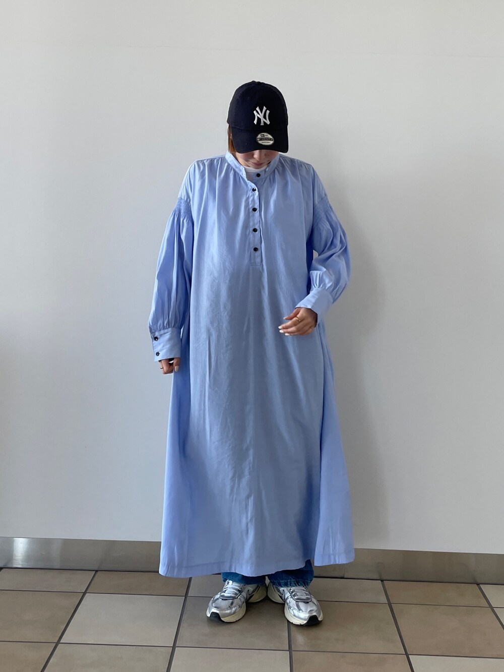 ブルー系のワンピースを着用したレディースの春コーディネートの2枚目の写真