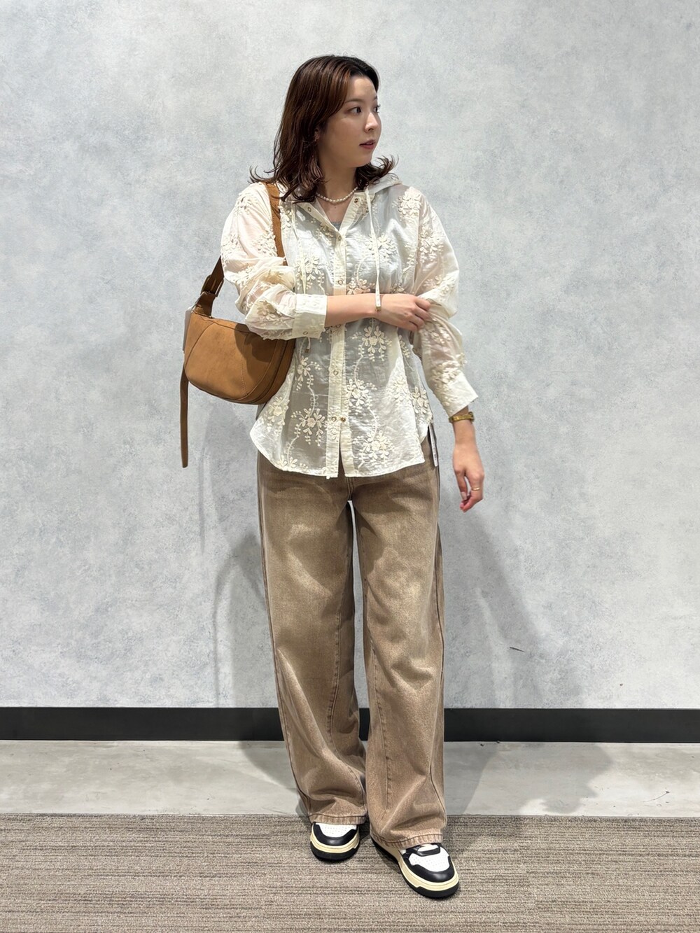 ホワイト系のシャツ/ブラウス、グレー系のタンクトップ、イエロー系のショルダーバッグを着用したレディースの秋コーディネートの2枚目の写真