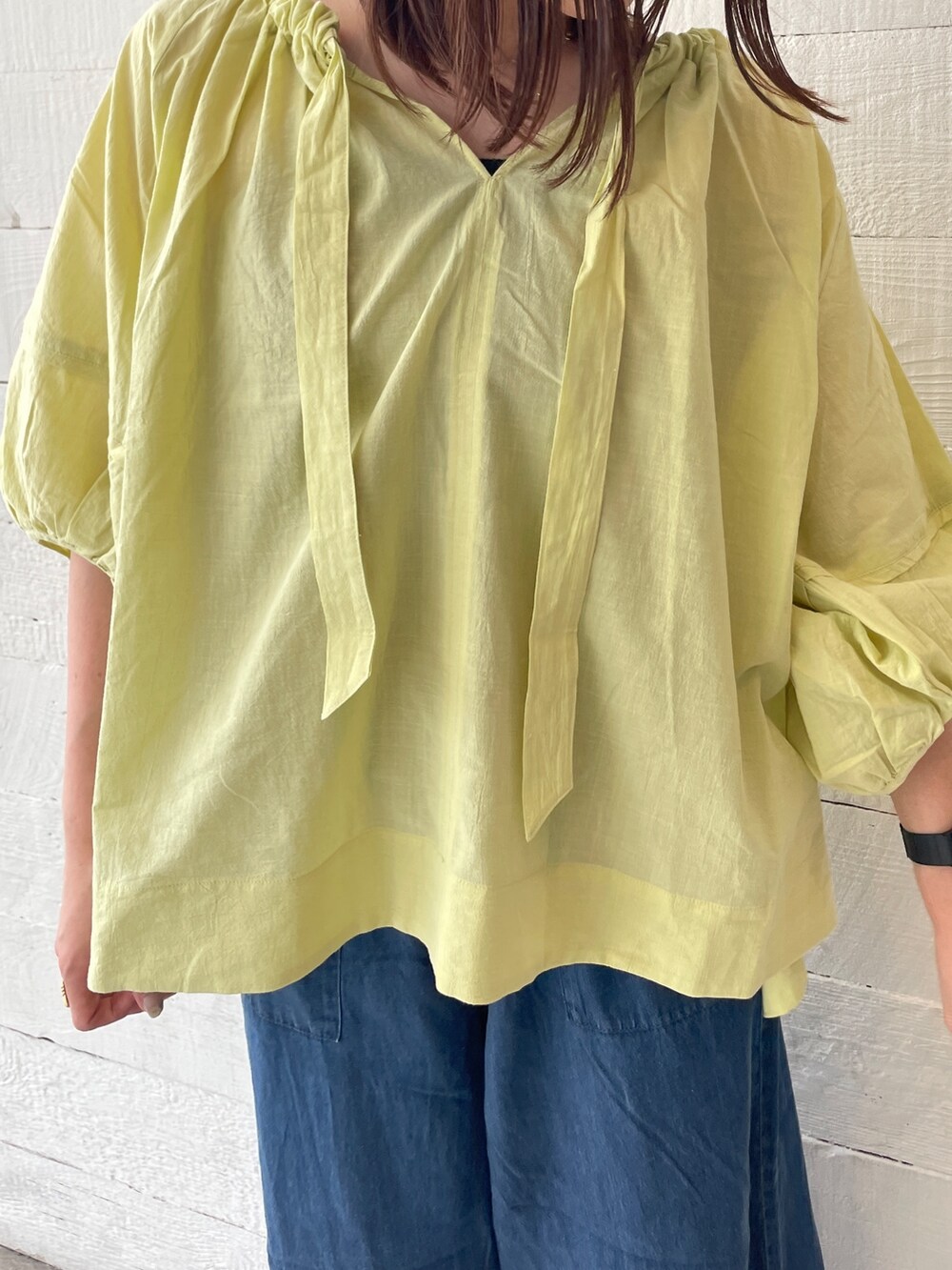 イエロー系のシャツ/ブラウス、ブルー系のその他パンツ、ブラック系のサンダルを着用したレディースの夏コーディネートの3枚目の写真