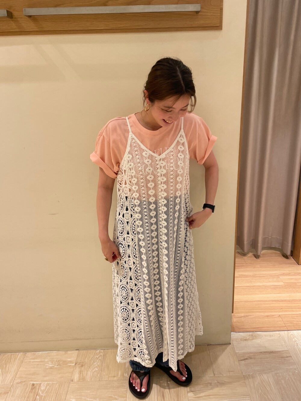 ピンク系のTシャツ/カットソー、ホワイト系のワンピース、ブラック系のサンダルを着用したレディースの夏コーディネートの3枚目の写真