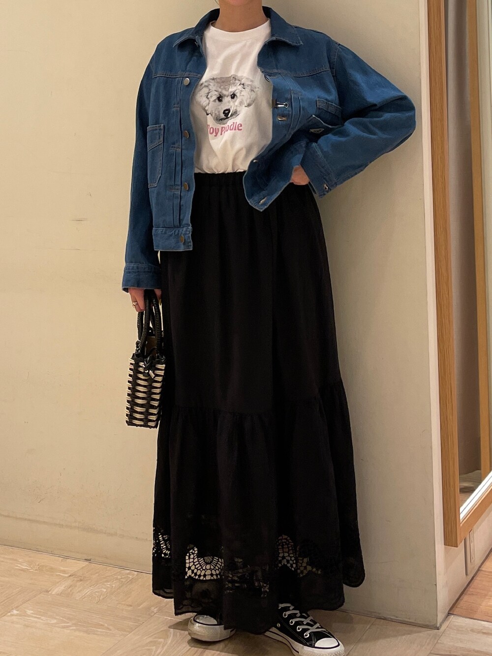 ブルー系のデニムジャケット、ホワイト系のTシャツ/カットソー、ブラック系のショルダーバッグを着用したレディースの春コーディネートの3枚目の写真