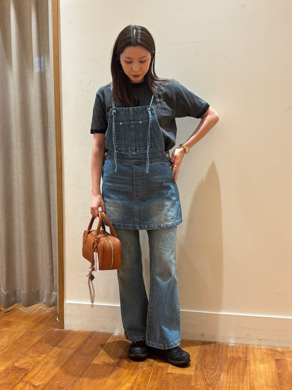 グレー系のTシャツ/カットソー、ブルー系のサロペット/オーバーオール、ブルー系のデニムパンツを着用したレディースの夏コーディネートの2枚目の写真