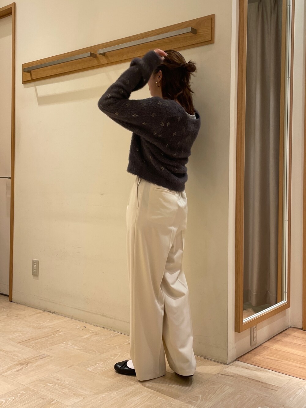 グレー系のカーディガン/ボレロ、ホワイト系のスラックス、ブラック系のバレエシューズを着用したレディースの秋コーディネートの2枚目の写真