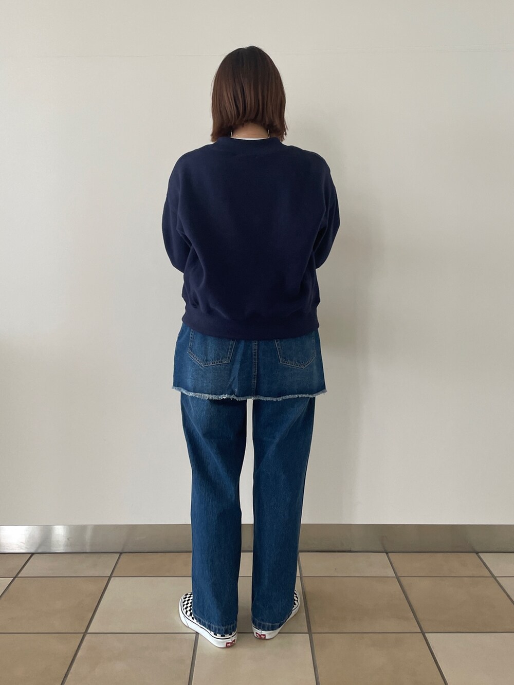 ブルー系のスウェット、ブルー系のデニムパンツ、ブルー系のショルダーバッグを着用したレディースの冬コーディネートの3枚目の写真