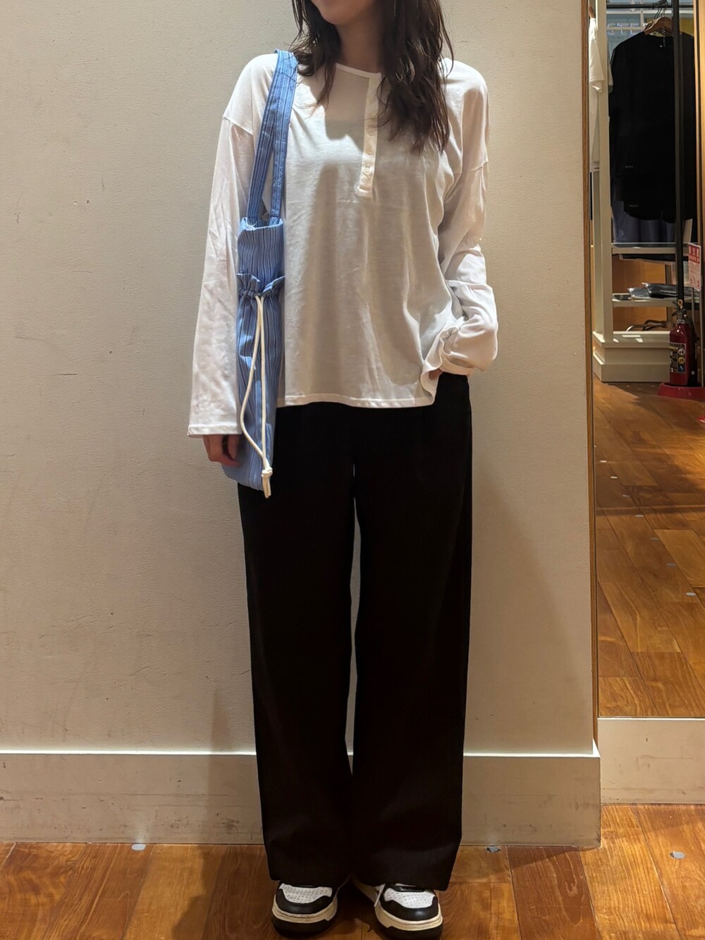 ホワイト系のTシャツ/カットソー、ブルー系のトートバッグを着用したレディースの夏コーディネートの3枚目の写真