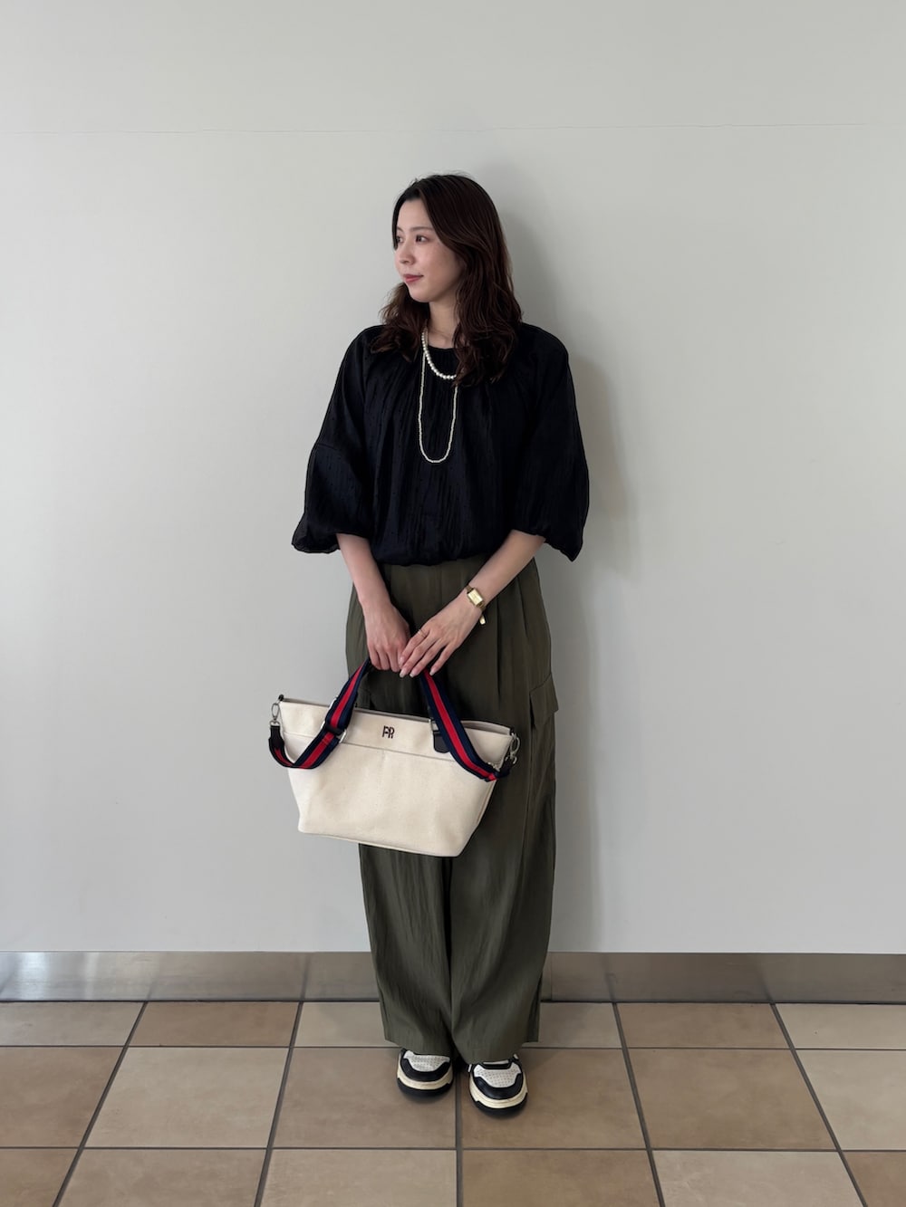 ホワイト系のショルダーバッグ、グリーン系のその他パンツ、ブラック系のシャツ/ブラウスを着用したレディースの春コーディネートの4枚目の写真