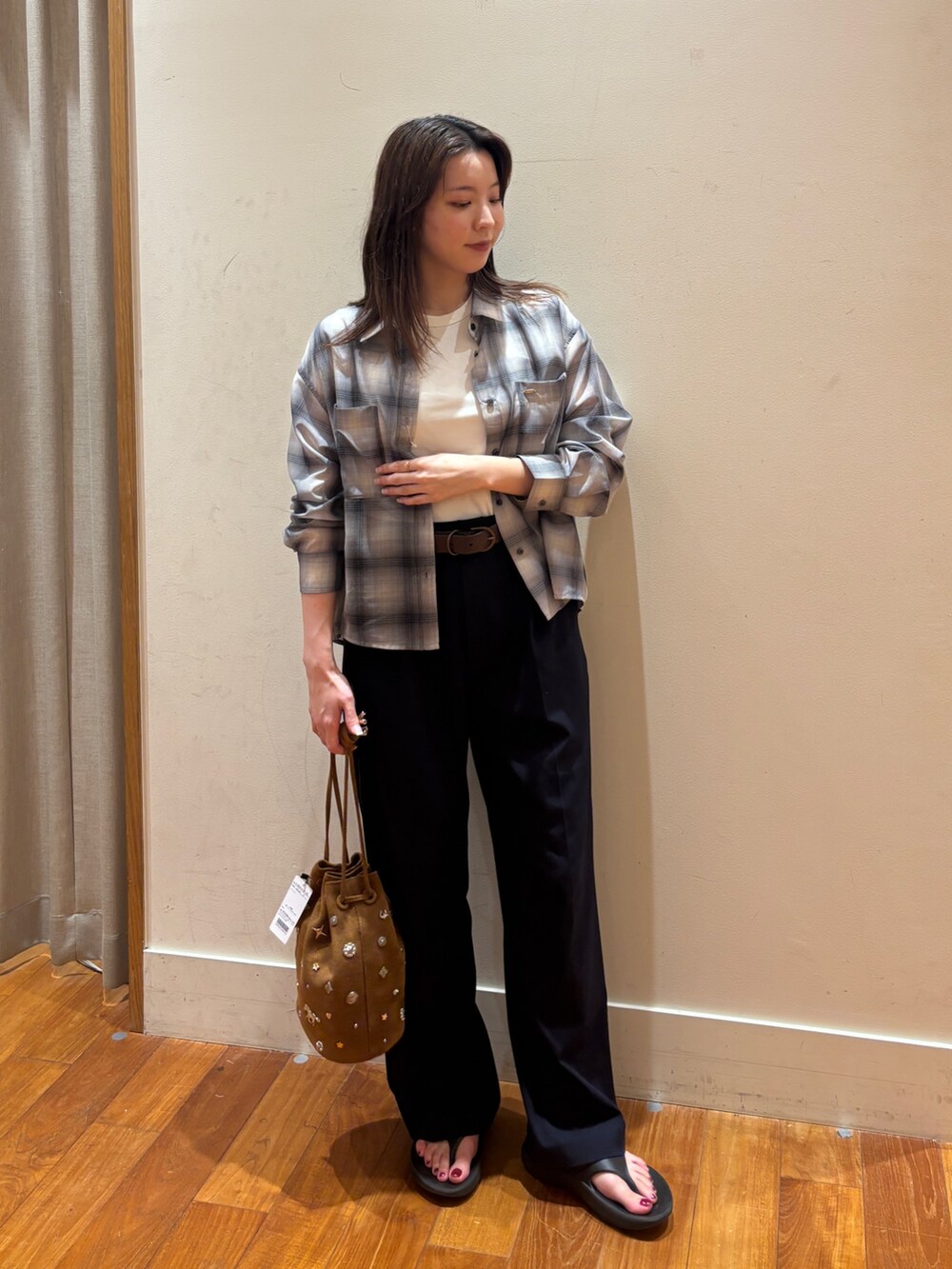 イエロー系のショルダーバッグ、グレー系のシャツ/ブラウスを着用したレディースの夏コーディネートの2枚目の写真