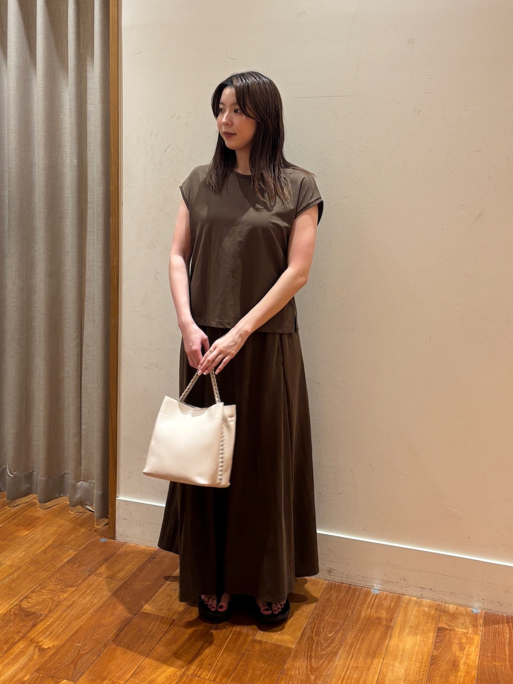 「セットアップ、シンプルスタイル、夏服コーデ、おでかけコーデ、ラクチンコーデ、スカートスタイル、お出かけコーデ、ロングスカート、お洒落さんとつながりたい、ワントーンコーデ、ゆるコーデ、スカートコーデ、キレイめカジュアル、FREDY&GLOSTER」｜「fredy emueの《セットアップ対応》タンブラー鹿の子フレンチTシャツ（Tシャツ/カットソー、ブラウン系）」を使った、sachiさん（レディース・157cm）の夏コーディネートの3枚目の写真