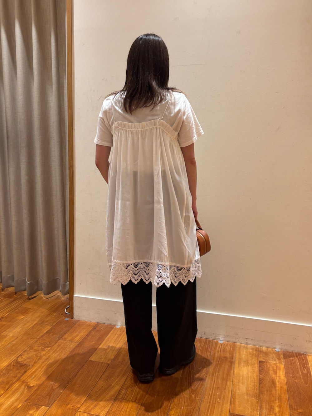 ホワイト系のTシャツ/カットソー、ホワイト系のワンピース、イエロー系のショルダーバッグを着用したレディースの夏コーディネートの2枚目の写真