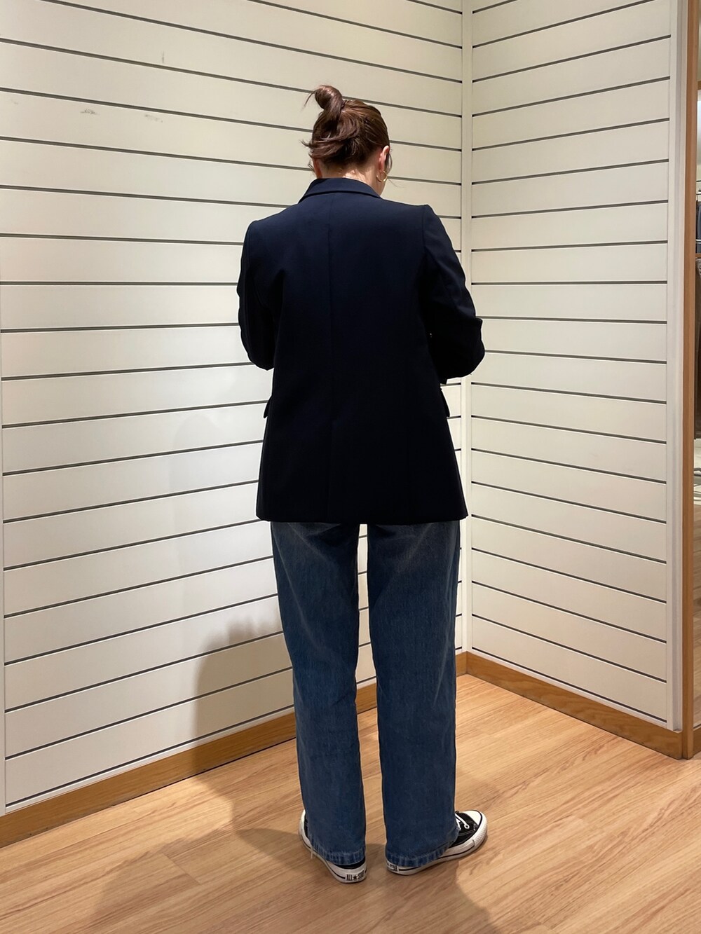 ブルー系のデニムパンツ、ホワイト系のTシャツ/カットソー、ブルー系のテーラードジャケットを着用したレディースの夏コーディネートの2枚目の写真