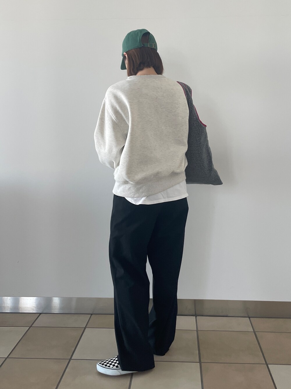 グレー系のスウェット、シルバー系のショルダーバッグを着用したレディースの冬コーディネートの2枚目の写真