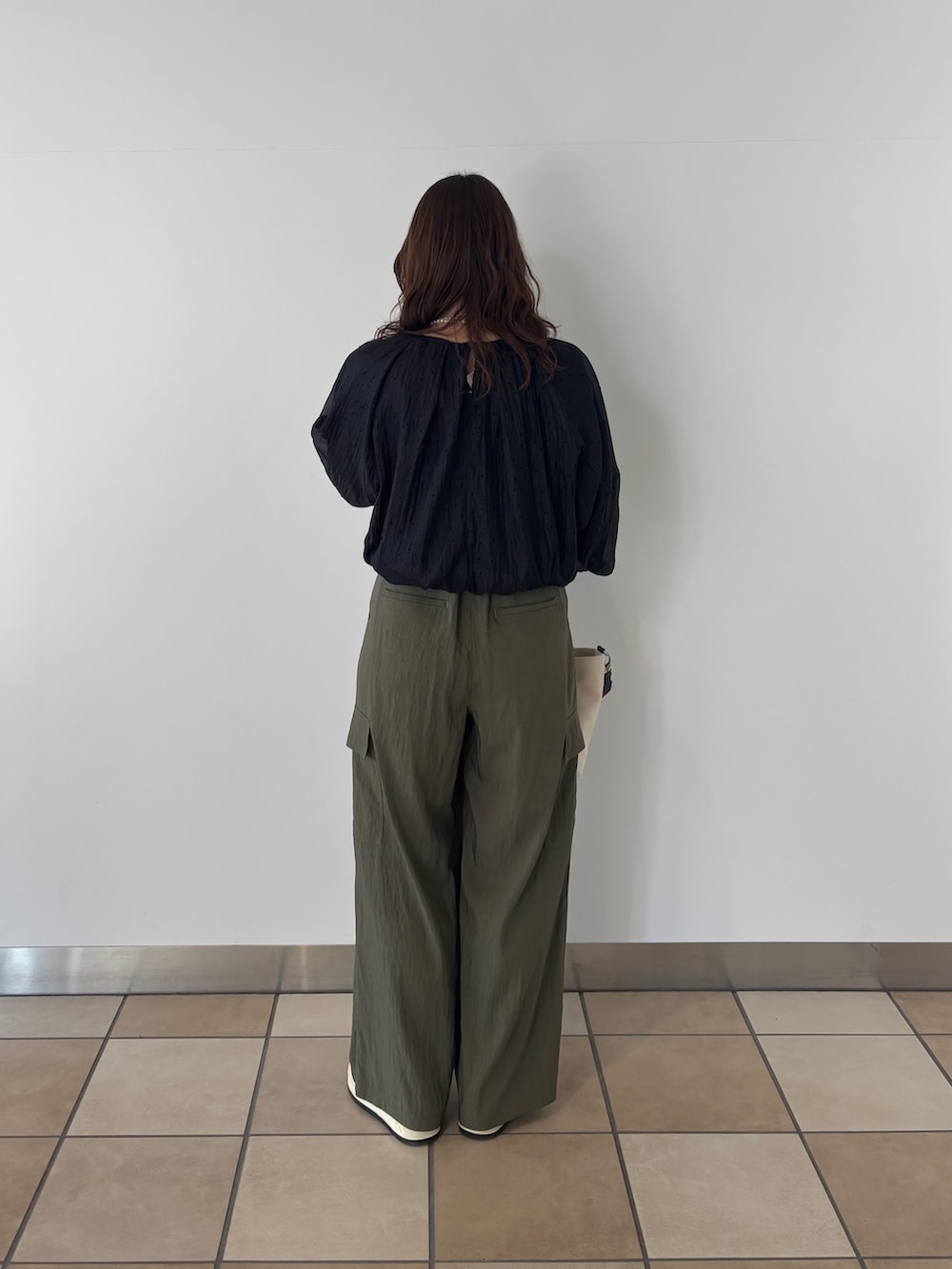 ホワイト系のショルダーバッグ、グリーン系のその他パンツ、ブラック系のシャツ/ブラウスを着用したレディースの春コーディネートの3枚目の写真