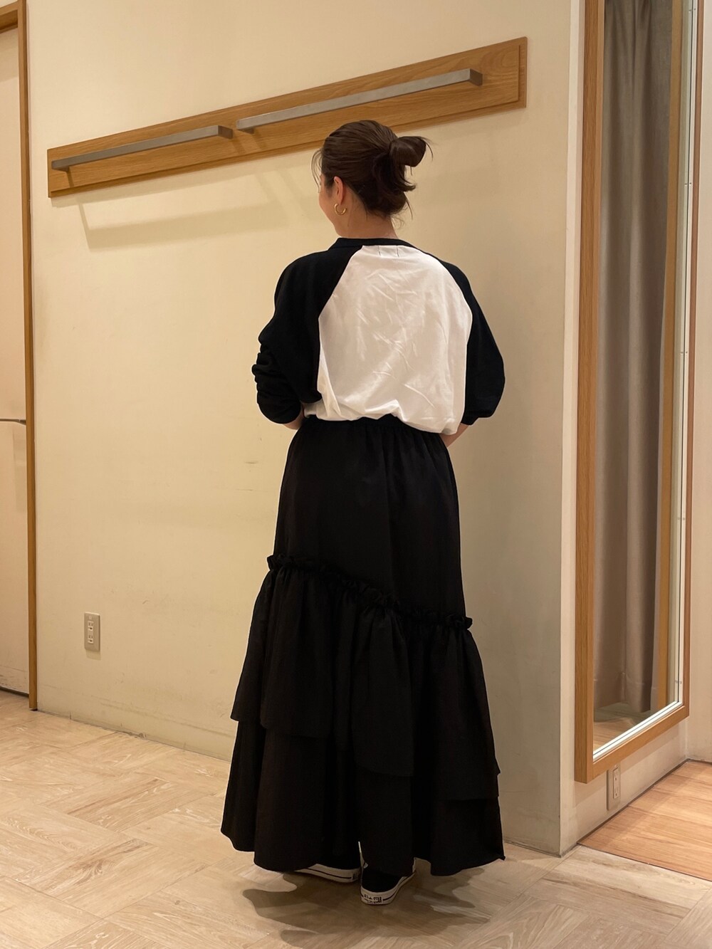 ホワイト系のTシャツ/カットソー、ブラック系のスカートを着用したレディースの夏コーディネートの2枚目の写真