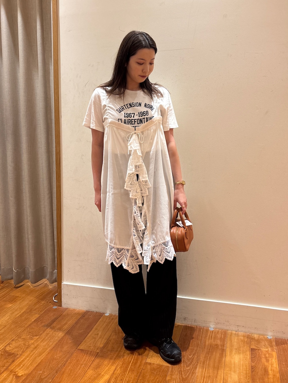 ホワイト系のTシャツ/カットソー、ホワイト系のワンピース、イエロー系のショルダーバッグを着用したレディースの夏コーディネートの3枚目の写真