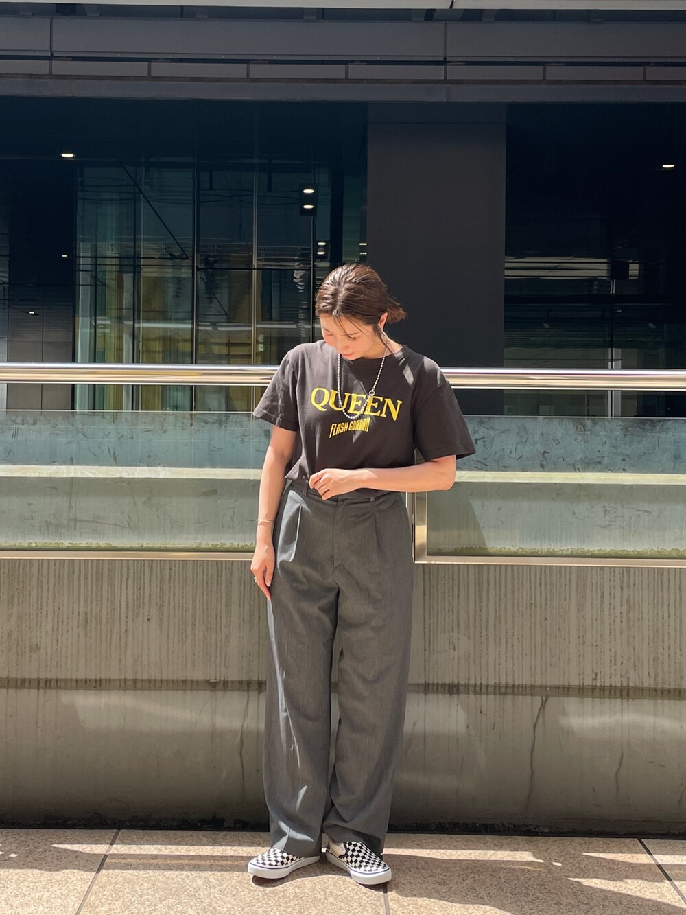 グレー系のTシャツ/カットソー、シルバー系のネックレスを着用したレディースの春コーディネートの2枚目の写真