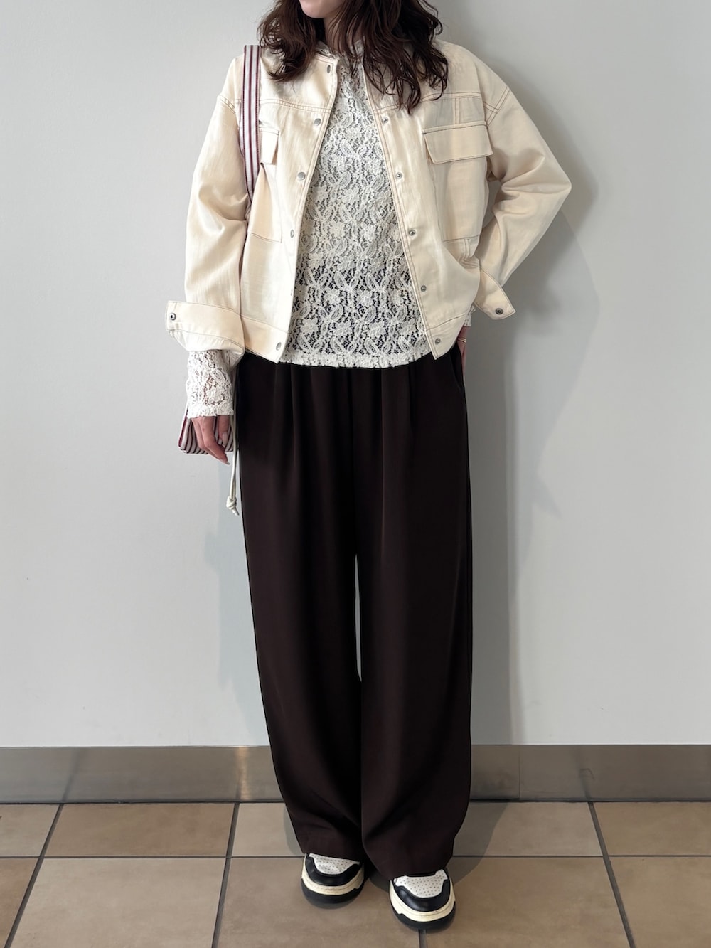 ブラウン系のその他パンツ、ホワイト系のTシャツ/カットソー、ホワイト系のノーカラージャケットを着用したレディースの春コーディネートの3枚目の写真