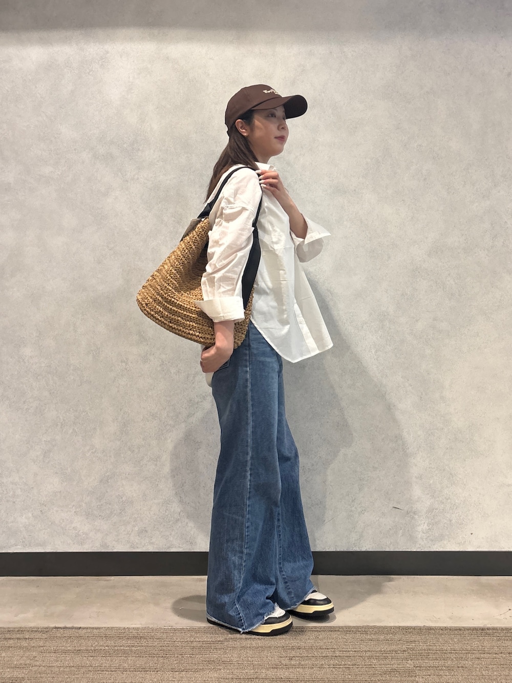 ホワイト系のシャツ/ブラウス、ブラック系のトートバッグを着用したレディースの春コーディネートの2枚目の写真
