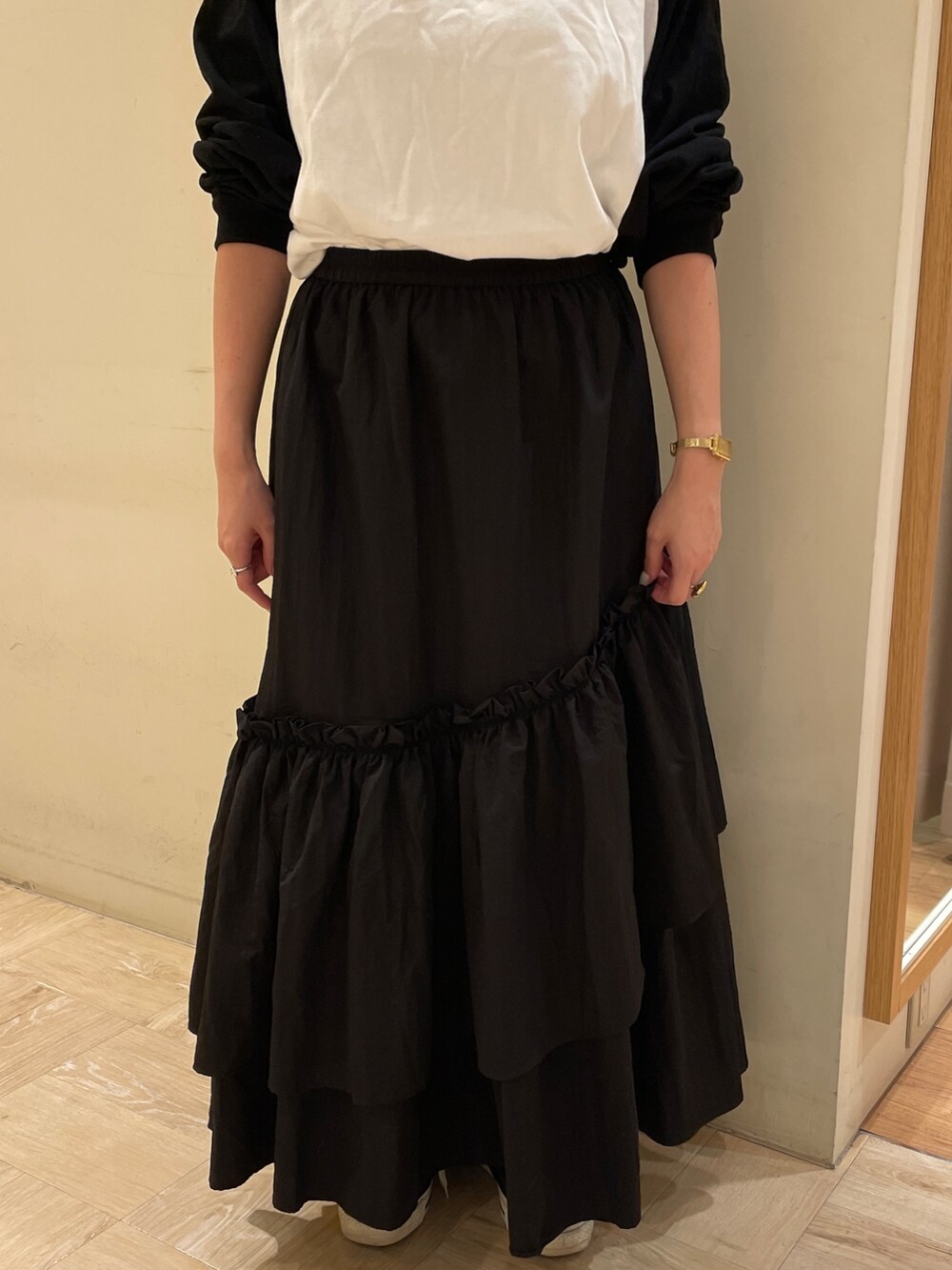 ホワイト系のTシャツ/カットソー、ブラック系のスカートを着用したレディースの夏コーディネートの3枚目の写真