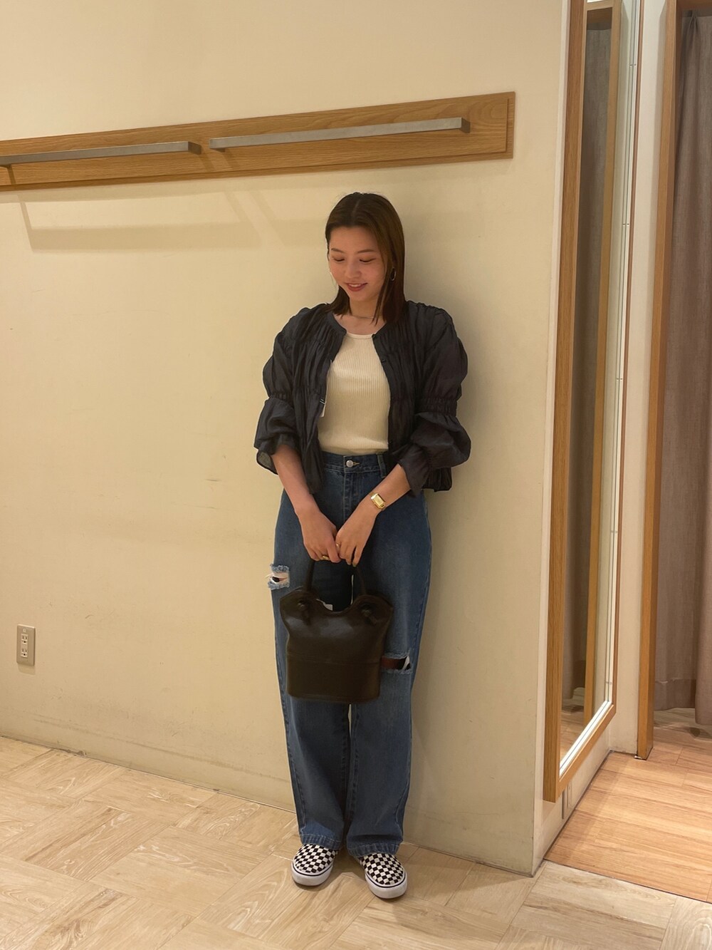 ブルー系のデニムパンツ、ホワイト系のTシャツ/カットソー、グレー系のシャツ/ブラウスを着用したレディースの夏コーディネートの2枚目の写真