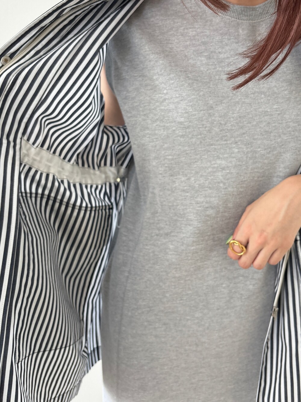 ブルー系のベスト、グレー系のワンピース、ブラック系のかごバッグを着用したレディースの夏コーディネートの4枚目の写真