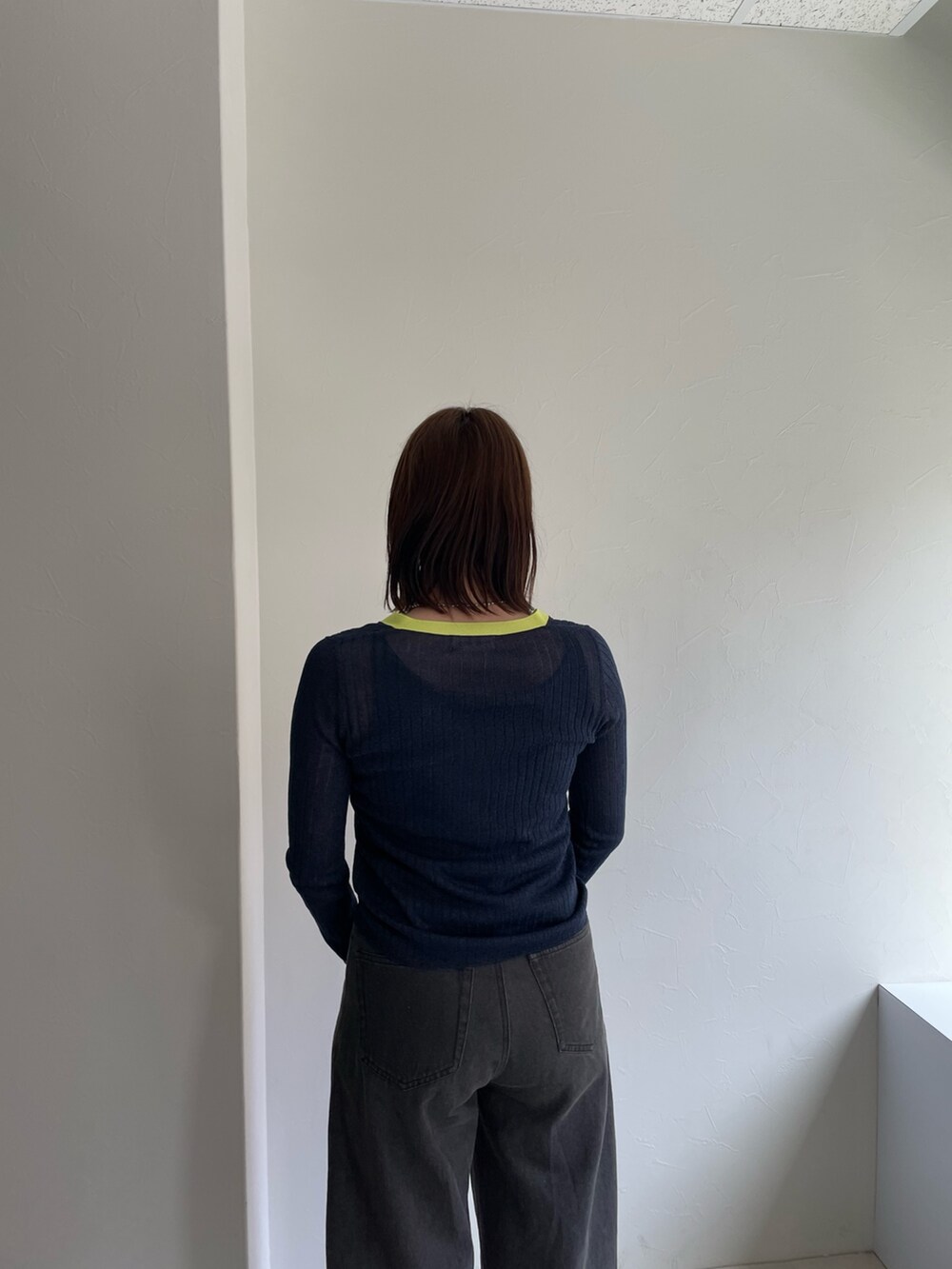 ブラック系のデニムパンツ、ブルー系のカーディガン/ボレロを着用したレディースの春コーディネートの2枚目の写真