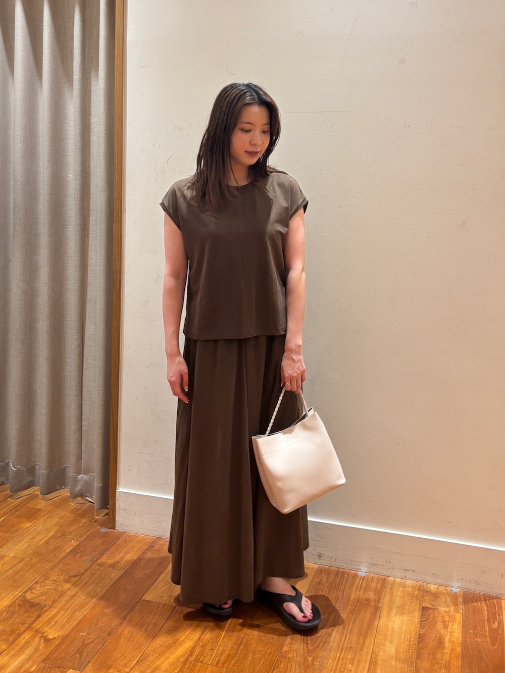 「セットアップ、シンプルスタイル、夏服コーデ、おでかけコーデ、ラクチンコーデ、スカートスタイル、お出かけコーデ、ロングスカート、お洒落さんとつながりたい、ワントーンコーデ、ゆるコーデ、スカートコーデ、キレイめカジュアル、FREDY&GLOSTER」｜「fredy emueの《セットアップ対応》タンブラー鹿の子フレンチTシャツ（Tシャツ/カットソー、ブラウン系）」を使った、sachiさん（レディース・157cm）の夏コーディネートの2枚目の写真