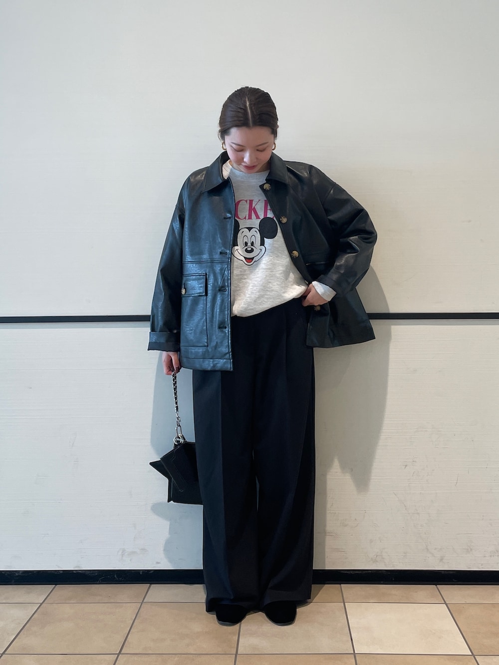 ブラック系のブルゾン、グレー系のスウェット、ブラック系のその他パンツを着用したレディースの秋コーディネートの2枚目の写真