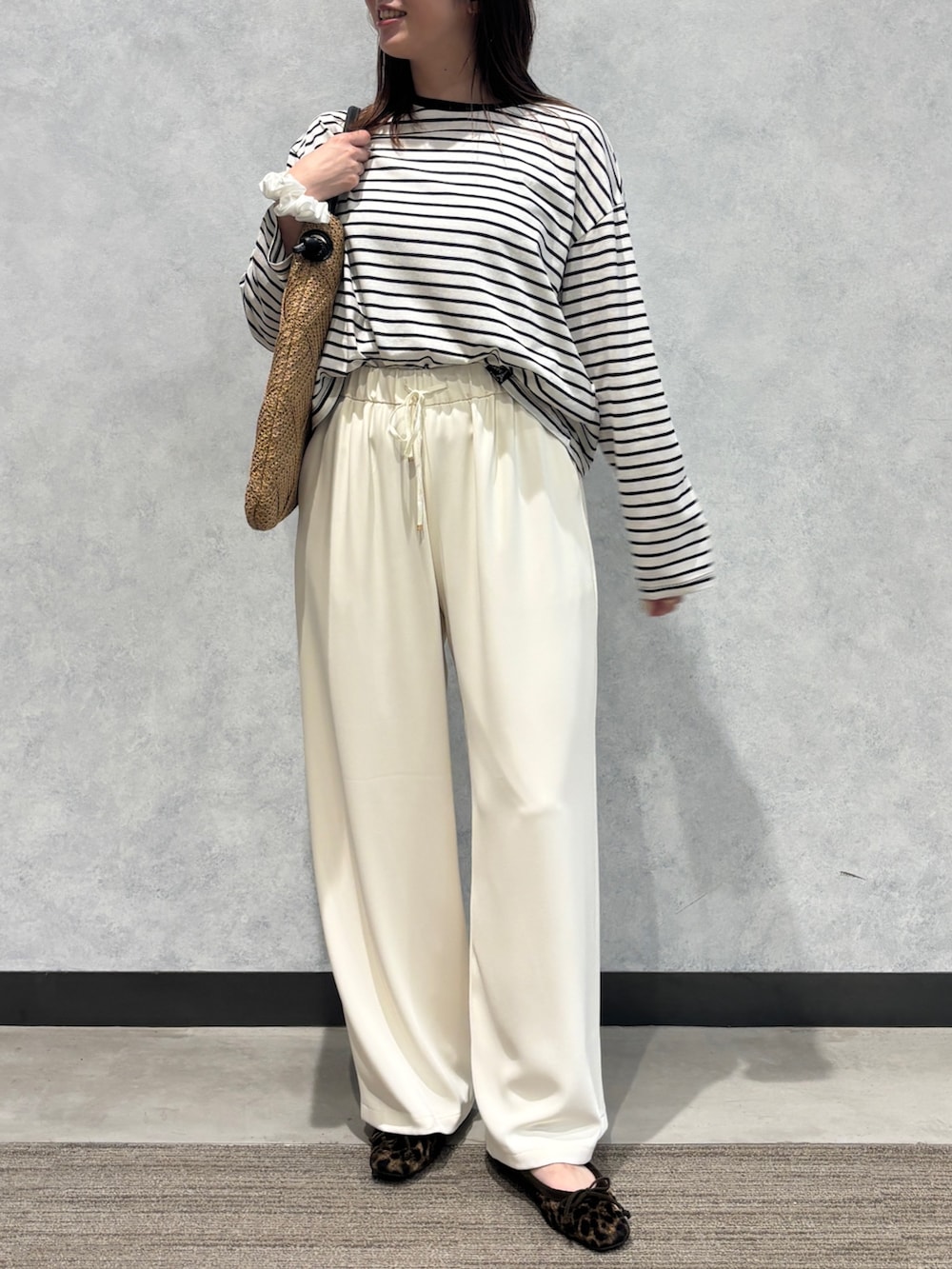 ホワイト系のTシャツ/カットソー、ホワイト系のその他パンツ、ベージュ系のかごバッグを着用したレディースの夏コーディネートの2枚目の写真