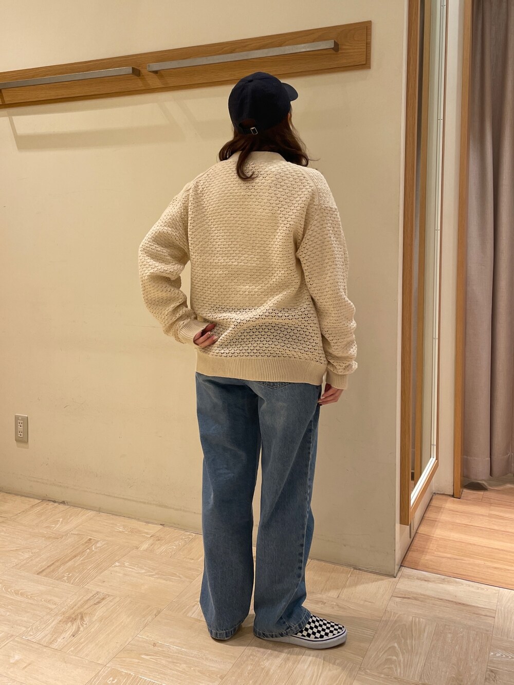 ブルー系のデニムパンツ、ホワイト系のTシャツ/カットソー、ホワイト系のカーディガン/ボレロを着用したレディースの秋コーディネートの2枚目の写真