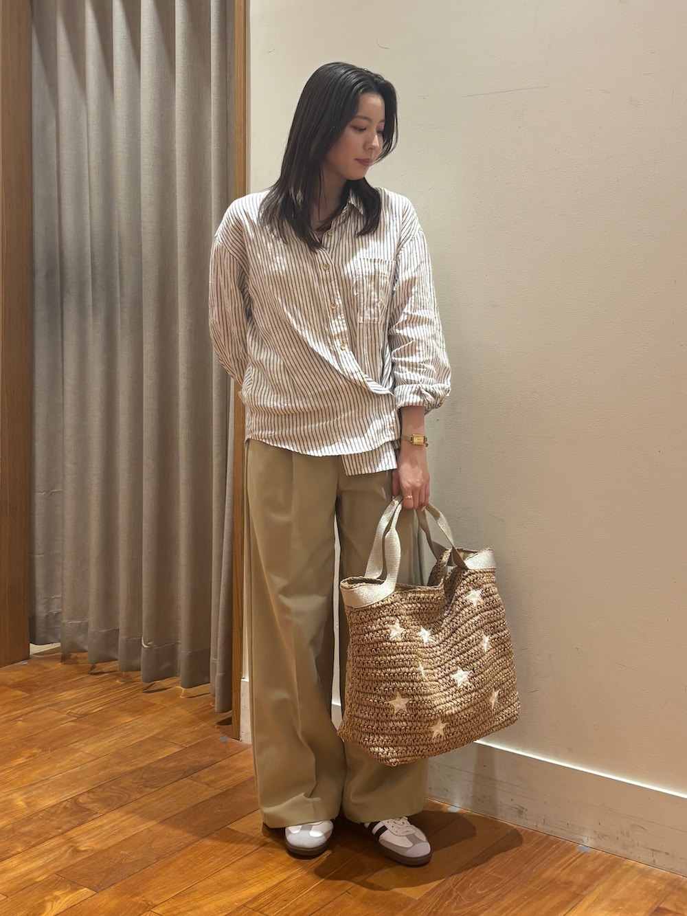 ベージュ系のシャツ/ブラウス、イエロー系のトートバッグを着用したレディースの春コーディネートの3枚目の写真