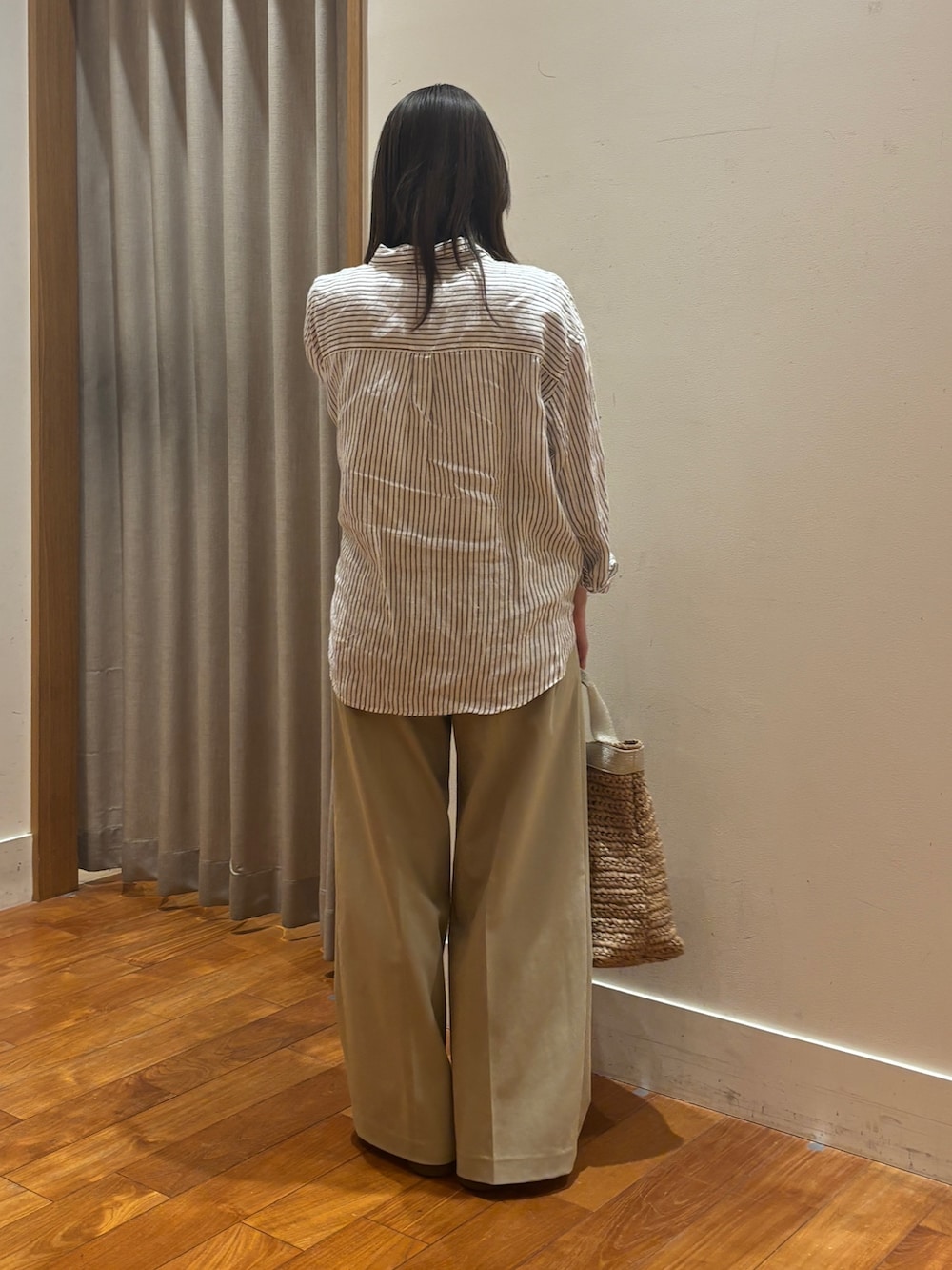 ベージュ系のシャツ/ブラウス、イエロー系のトートバッグを着用したレディースの春コーディネートの2枚目の写真