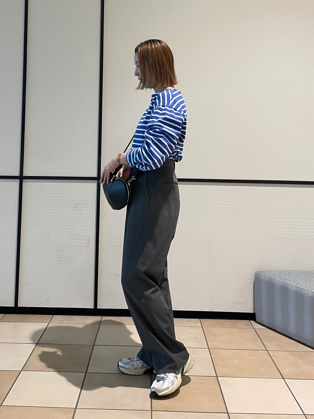 ブルー系のTシャツ/カットソー、ブラック系のショルダーバッグを着用したレディースの春コーディネートの2枚目の写真