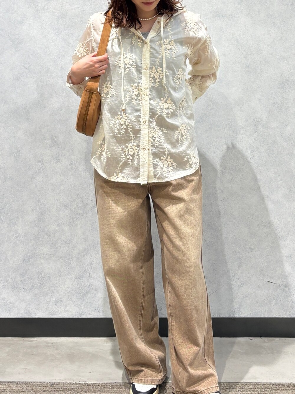 ホワイト系のシャツ/ブラウス、グレー系のタンクトップ、イエロー系のショルダーバッグを着用したレディースの秋コーディネートの3枚目の写真