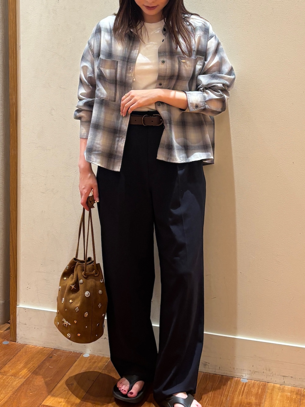 イエロー系のショルダーバッグ、グレー系のシャツ/ブラウスを着用したレディースの夏コーディネートの3枚目の写真