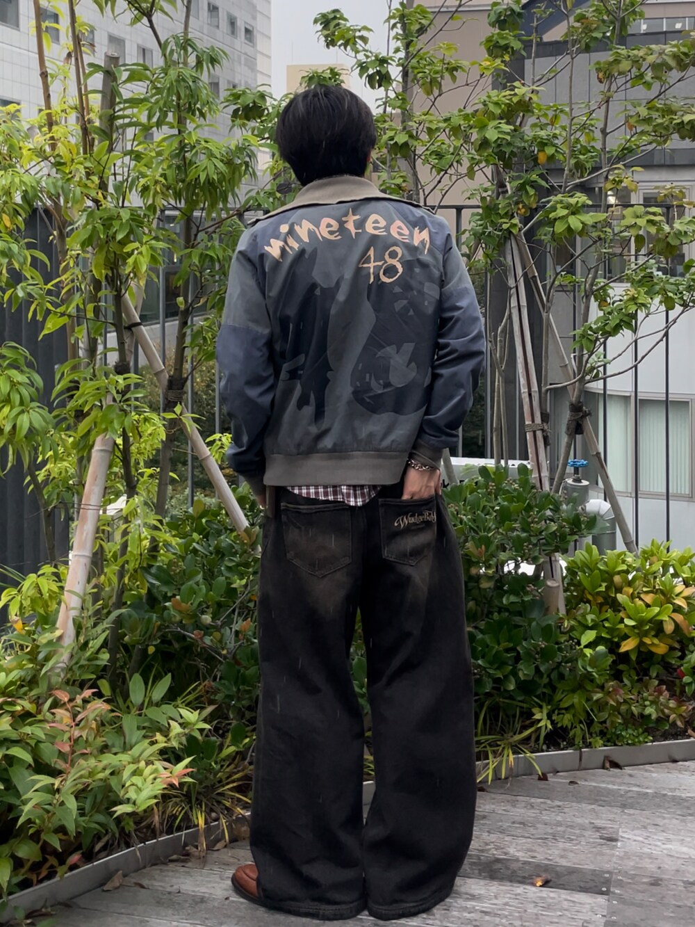 ブルー系のジャケット/アウター、ブラック系のデニムパンツ、ブラウン系のローファーを着用したメンズの冬コーディネートの4枚目の写真