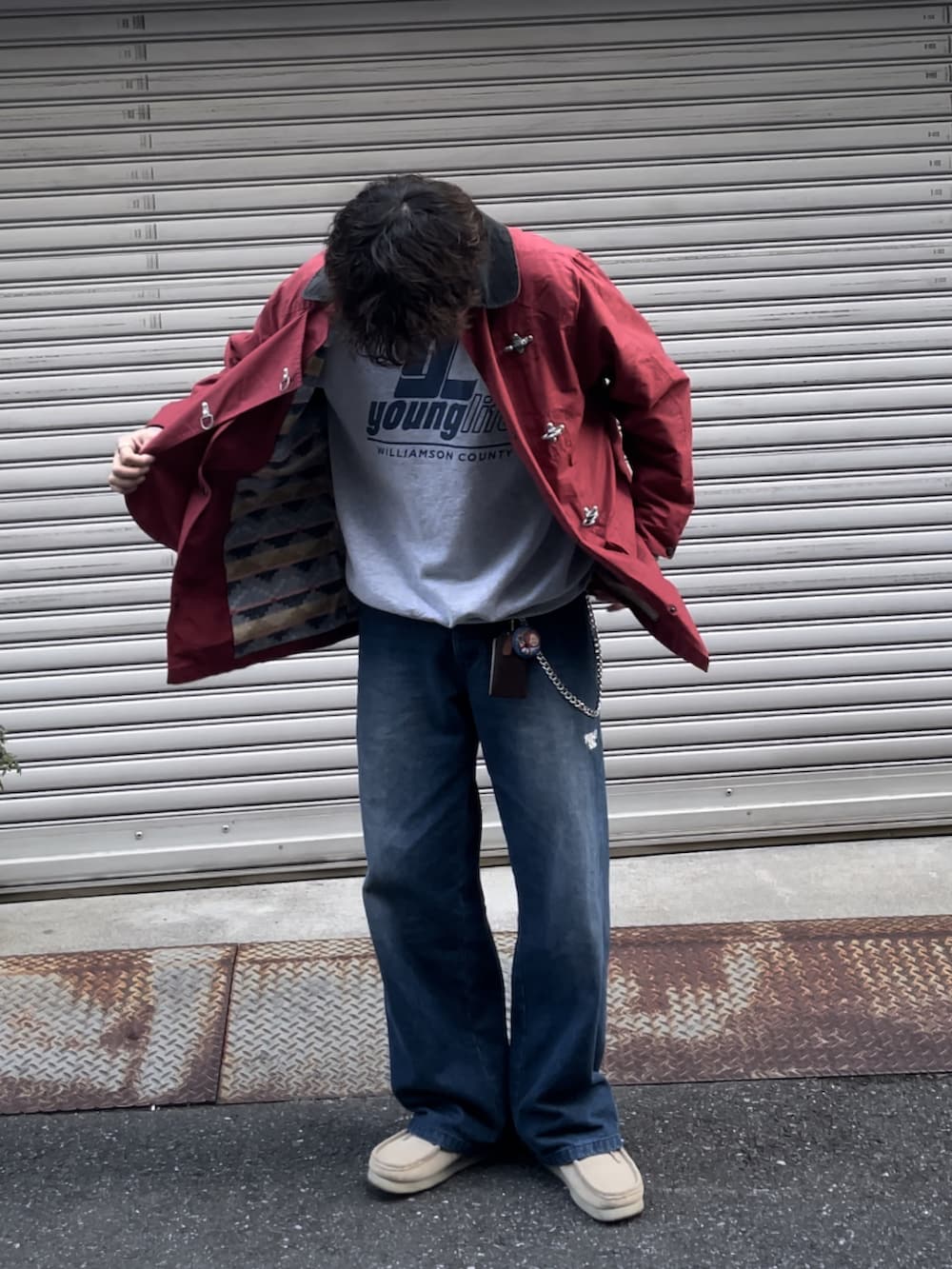 ブルー系のデニムパンツ、ベージュ系のブーツ、グレー系のスウェットを着用したメンズの冬コーディネートの2枚目の写真