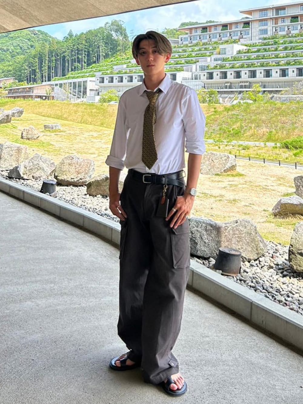 ブラック系のサンダル、ブラック系のカーゴパンツ、ホワイト系のシャツ/ブラウスを着用したメンズの秋コーディネートの2枚目の写真