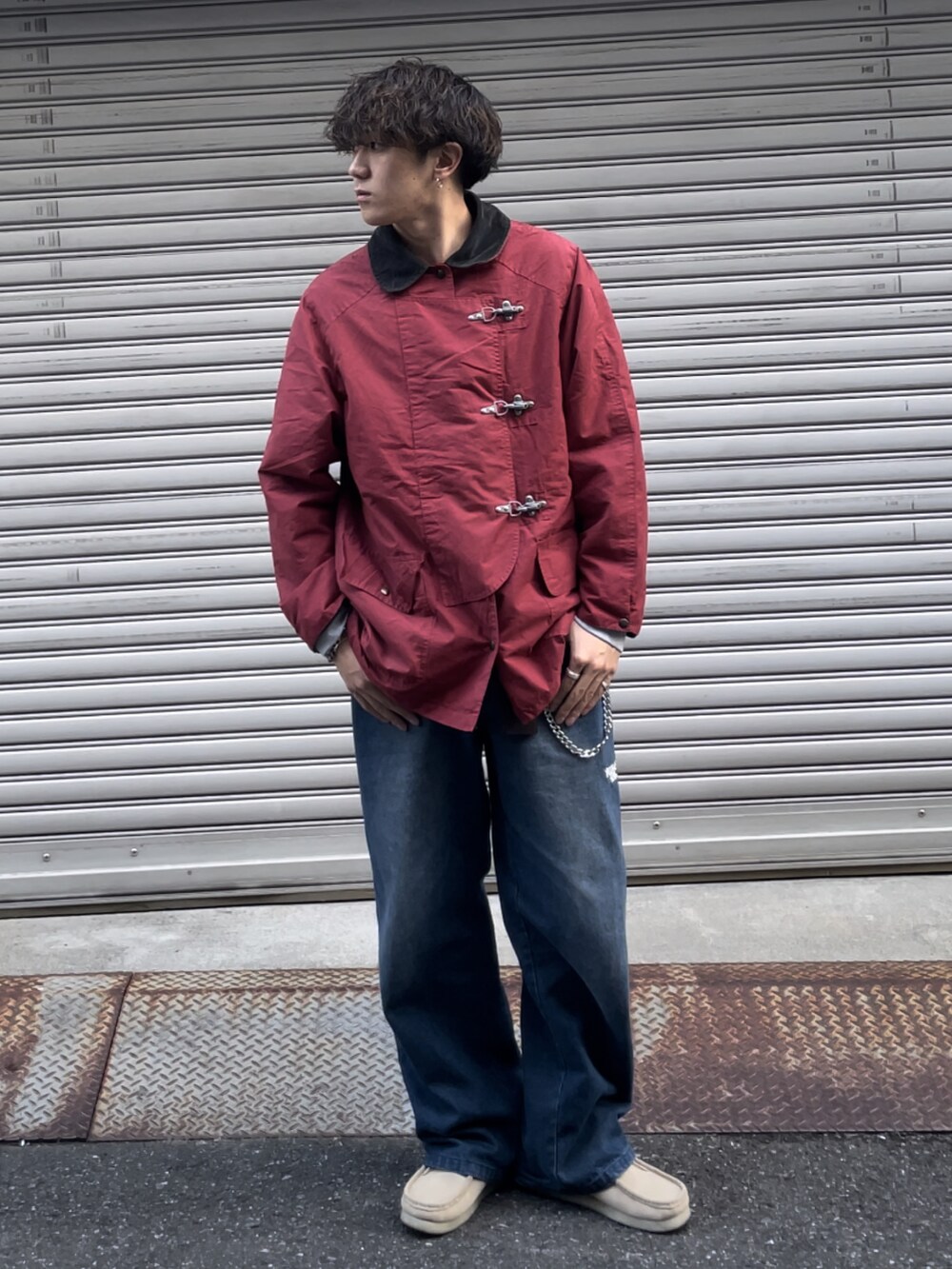 ブルー系のデニムパンツ、ベージュ系のブーツ、グレー系のスウェットを着用したメンズの冬コーディネートの4枚目の写真