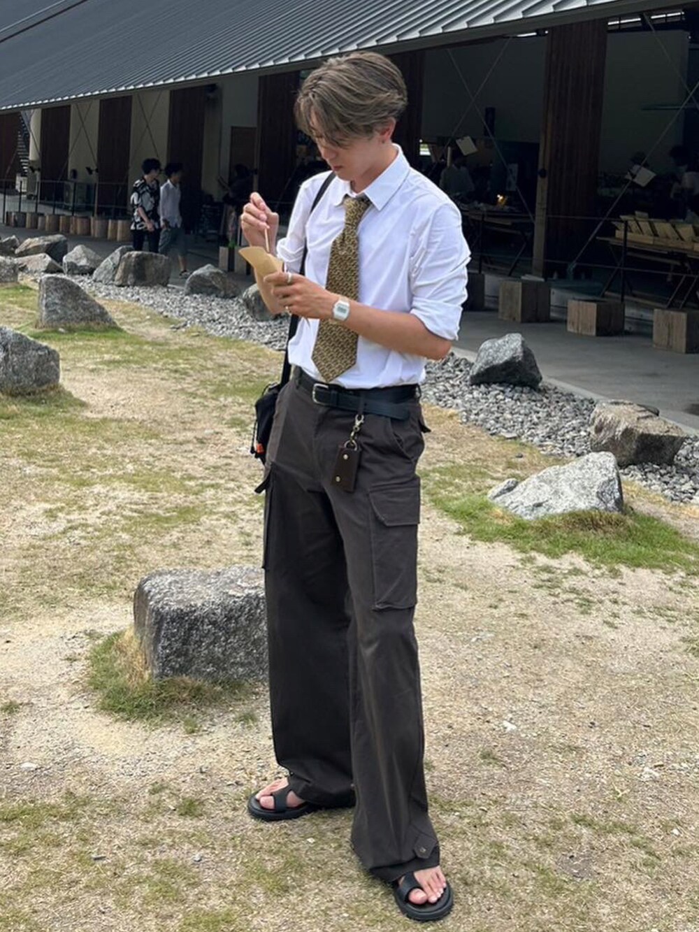 ブラック系のサンダル、ブラック系のカーゴパンツ、ホワイト系のシャツ/ブラウスを着用したメンズの秋コーディネートの3枚目の写真