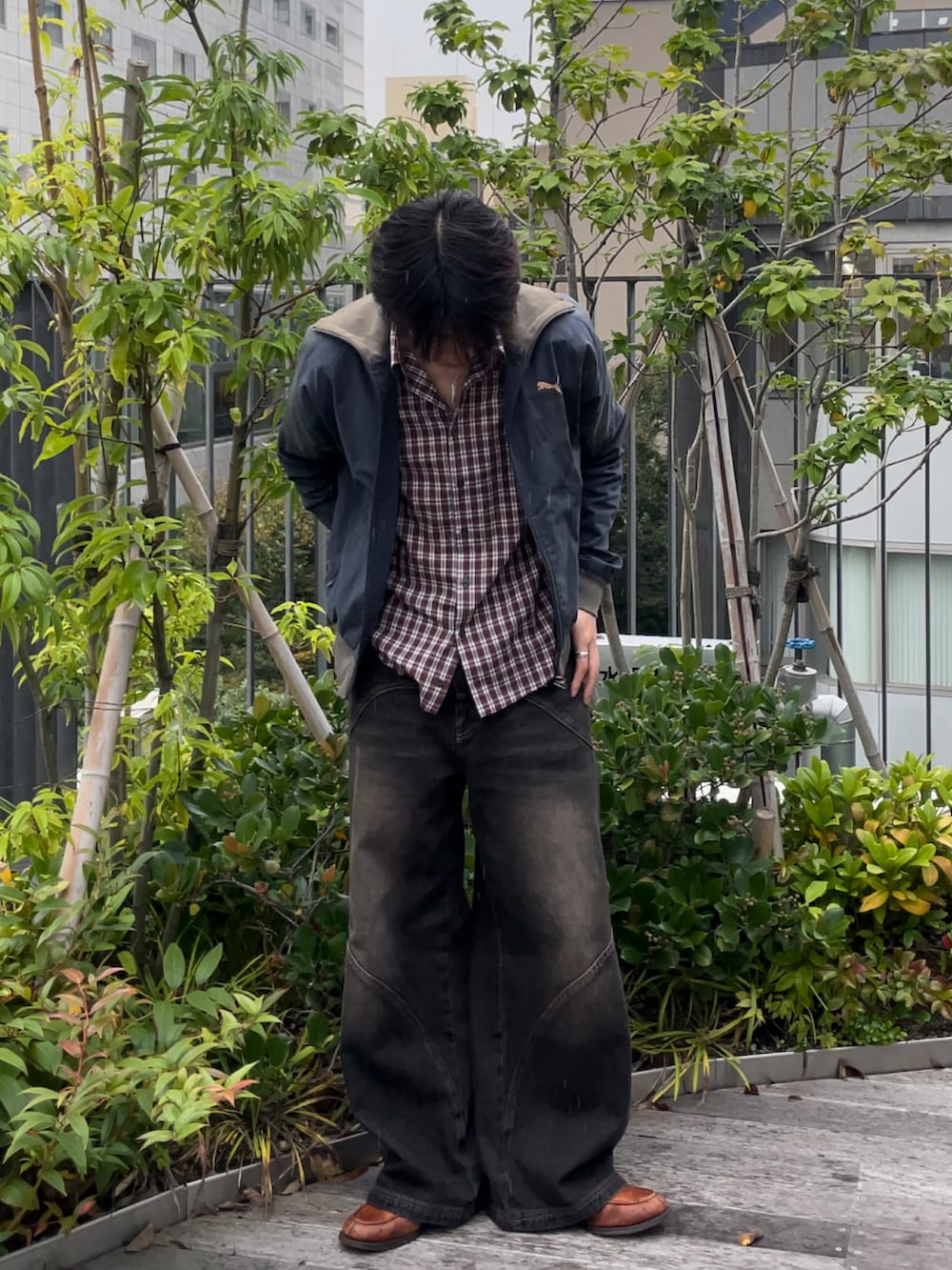 ブルー系のジャケット/アウター、ブラック系のデニムパンツ、ブラウン系のローファーを着用したメンズの冬コーディネートの3枚目の写真